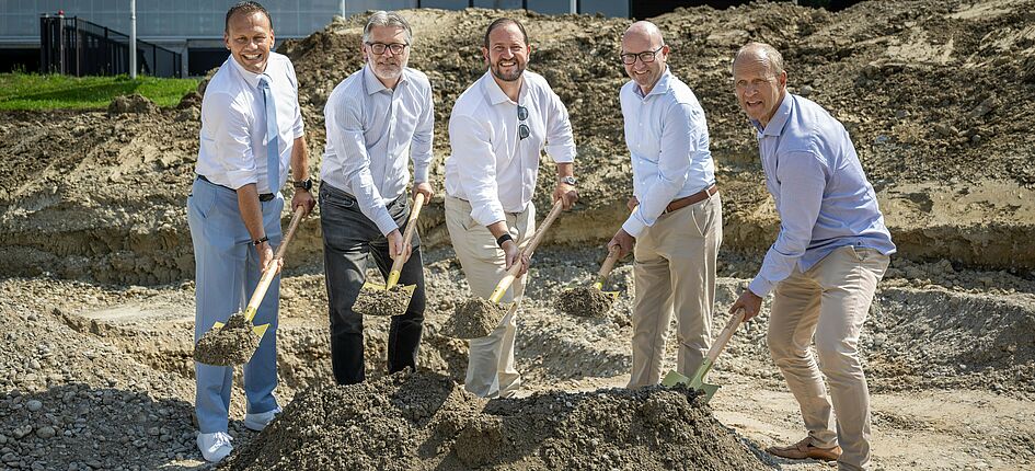 (v.l.n.r) Claudio Bernold, Thomas Meier, Karim Twerenbold, Stephan Frei und Christoph Kratzer markieren den offiziellen Baustart für das Infrastrukturprojekt. Bild: Reto Martin/Twerenbold Reisen AG