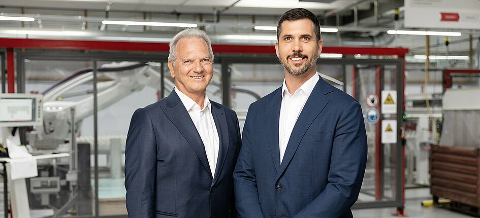 Ueli Jost (links) hat das Amt des Verwaltungsratspräsidenten der Veriset AG an seinen Sohn Daniel übergeben. Bild: Veriset AG