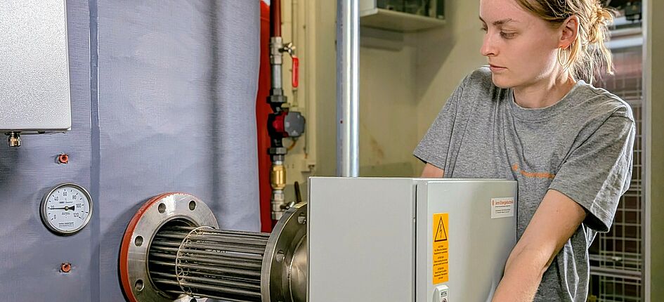 Die Jenni Energietechnik AG schlägt zur Nutzung von überschüssiger Solarenergie ihre Swiss Solartank-Anlagen vor. Bild: zVg/Jenni Energietechnik AG