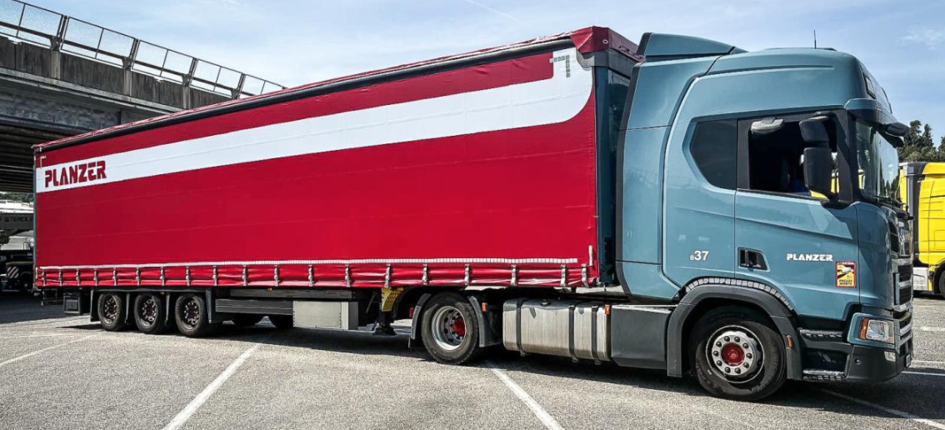 Bieri Tenta AG hat 25 Lastwagen des Dietiker Spediteurs Planzer mit neuen Blachen versehen. Bild: Bieri Tenta AG