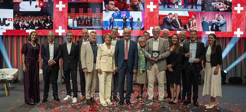 Peter Jakob von Jakob Rope Systems mit dem Award „25 Jahre SVC“  neben Bundespräsident Guy Parmelin und dem Jubiläumsteam des SVC. Bild: zVg/SVC/PEAK, Yannic Reber