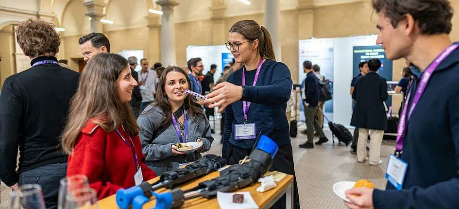 Jungunternehmerin Cara Ammann (Mitte) erklärt Interessierten am Demo Day, wie ihr flexibler Prothesenschaft funktioniert. Bild: Jasmin Frei/ETH Zürich
