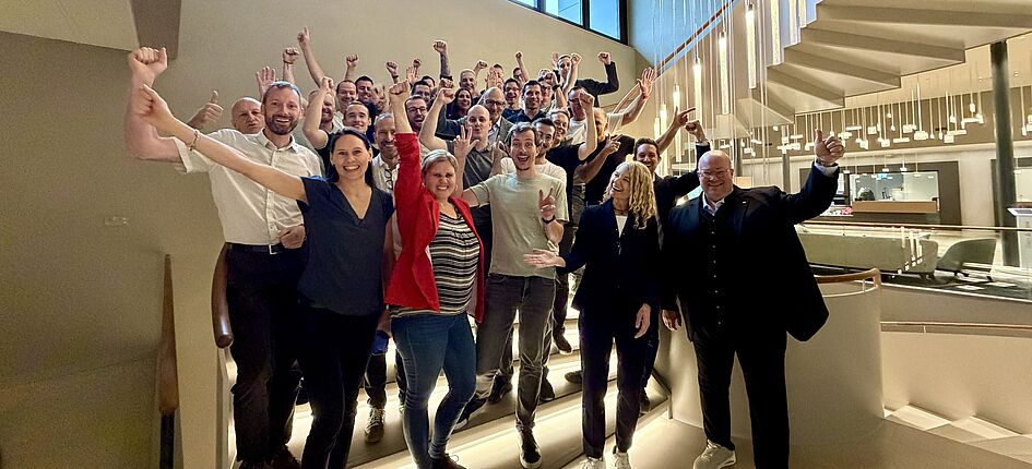 Die Führungsteams der Obrist interior AG und der Studio Tonics AG haben im ihren 2025 gewonnenen Prix SVC Zentralschweiz eingelöst. Bild: zVg/Obrist interior AG