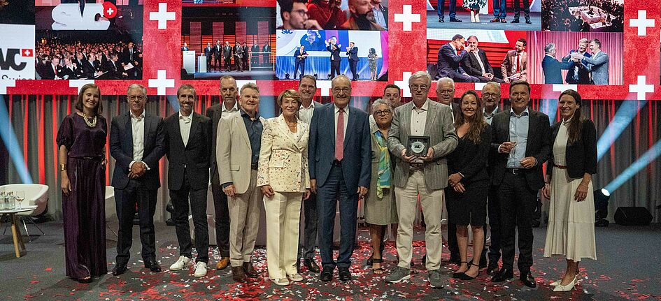 Peter Jakob von Jakob Rope Systems mit dem Award „25 Jahre SVC“  neben Bundespräsident Guy Parmelin und dem Jubiläumsteam des SVC. Bild: zVg/SVC/PEAK, Yannic Reber