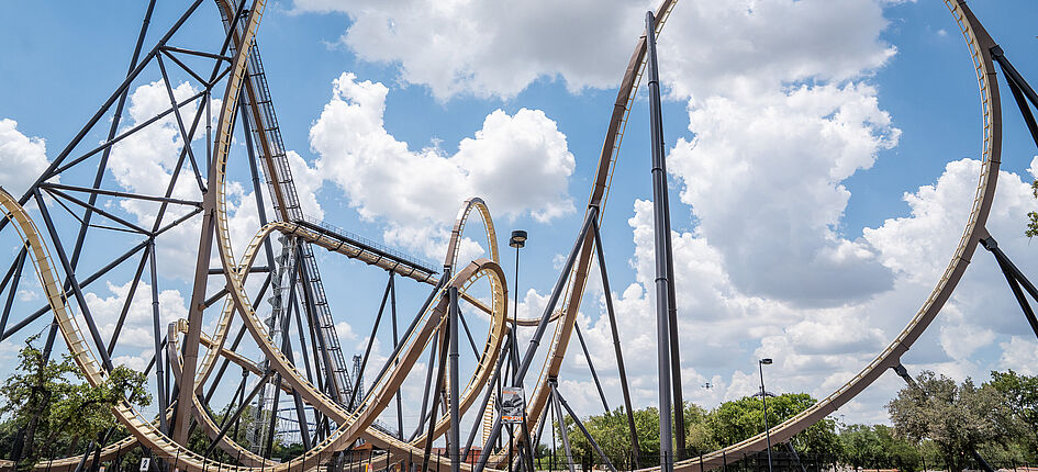 Der Achterbahnkonstrukteur Bolliger & Mabillard hat mit Tormenta: Rampaging Run im Vergnügungspark Six Flags Over Texas sechs Rekorde bei Achterbahnen erzielt. Bild: Six Flags Entertainment Corporation