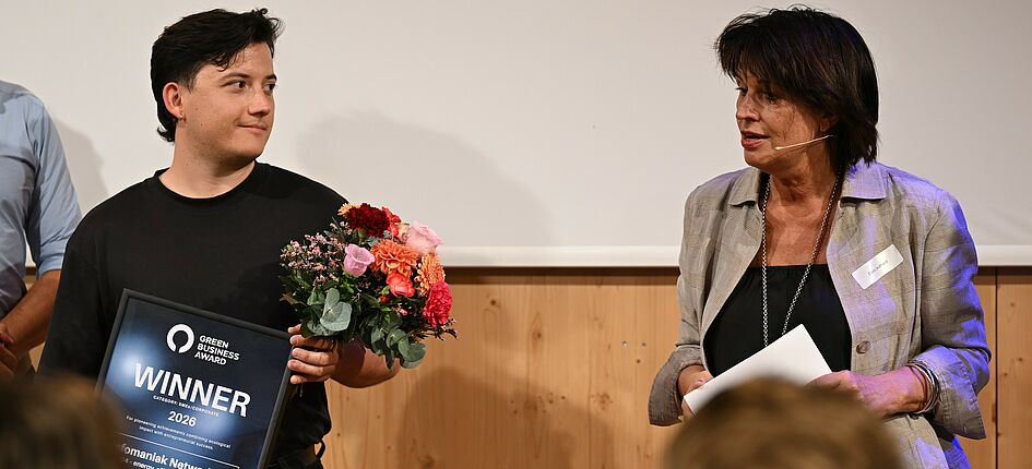 Jury-Präsidentin Doris Leuthard überreicht den Preis an Sven Lusti von Infomaniak. Bild: Schweizerische Umweltstiftung