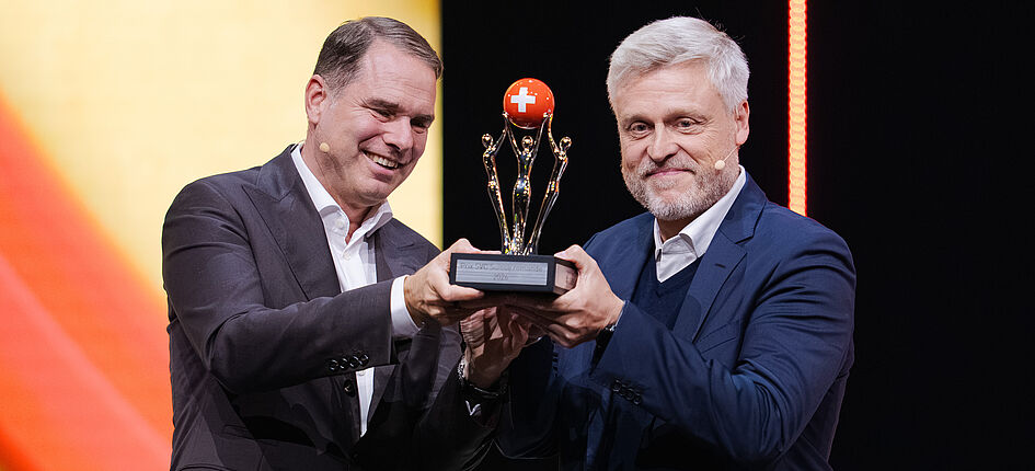 Beat Brechbühl (links), Präsident des SVC, und Stéphane Page (rechts), CEO von Condis, an der Preisverleihung des Prix SVC Suisse romande 2026. Bild: zVg/SVC