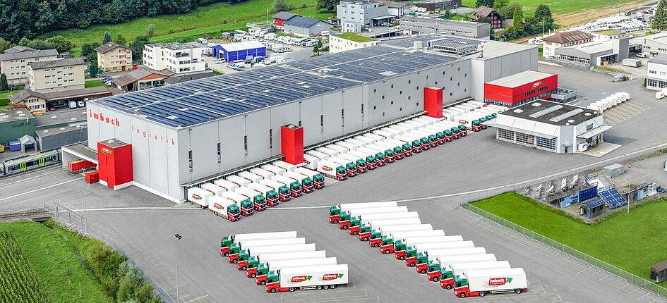 Am Standort Schachen hat Imbach Logistik eine Photovoltaikanlage errichtet, deren Strom zum Laden von E-Lastwagen genutzt wird. Bild: zVg/Imbach Logistik