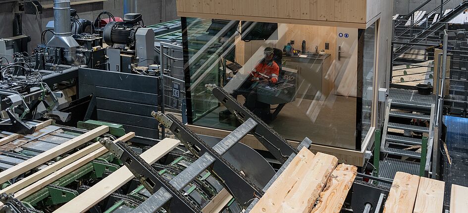 Selva Futura will Akteure der Holz- und Forstwirtschaft in Graubünden und der Ostschweiz im Interesse der regionalen Wertschöpfung bündeln; im Bild die Holzverarbeitung der Resurses SA in Surses. Bild: Selva Futura