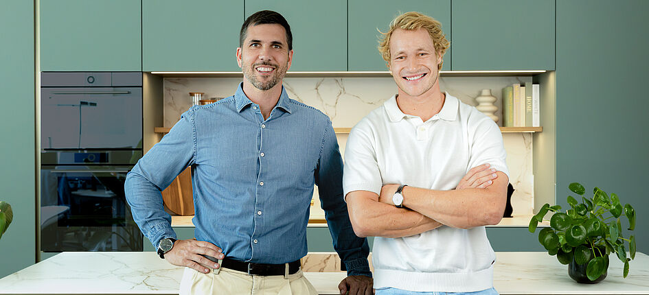Inhaber & CEO Daniel Jost (links) und Marco Odermatt besiegeln die Zusammenarbeit in der Küche am Drehort in Root.Bild: Veriset AG