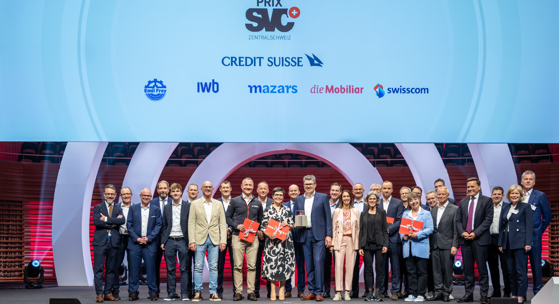 Finalisten, Experten und Sponsoren auf der Bühne