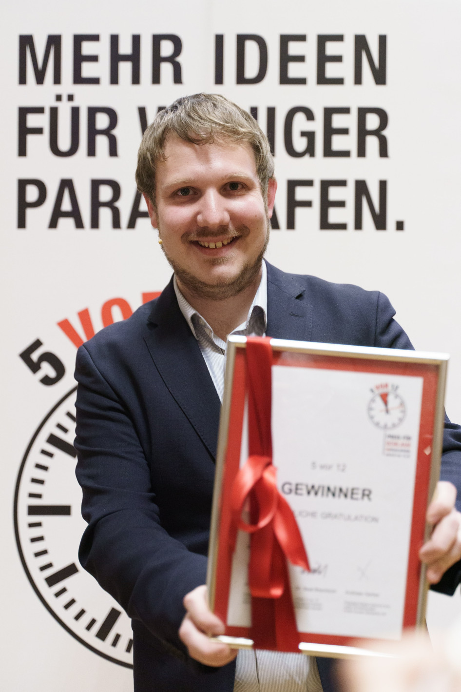 Elias Maier, con la sua idea «Ein nationaler, digitaler One-Stop-Shop für Baugesuche»  («Un One-Stop-Shop nazionale digitale per le domande di costruzione»), è il vincitore della terza edizione di «Mezzanotte meno 5, il premio per una deregolamentazione efficace»!