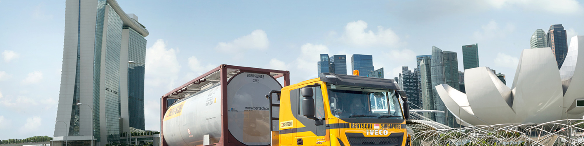 Bertschi LKW vor Skyline Singapore